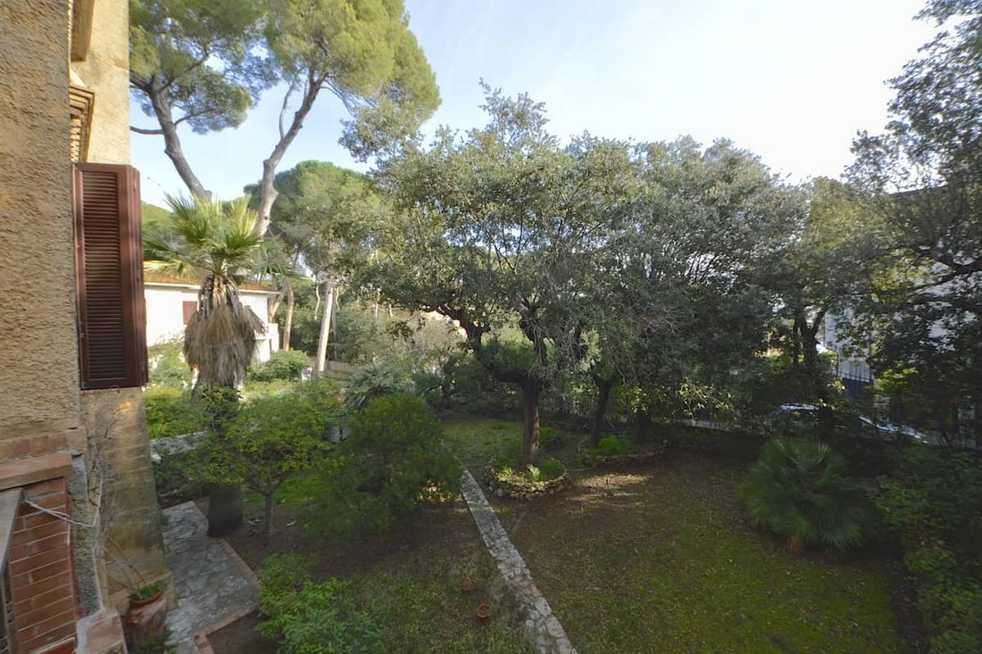 The Sapphire Tower: A 1912 Noble Villa Whispering to the Tuscan Sea