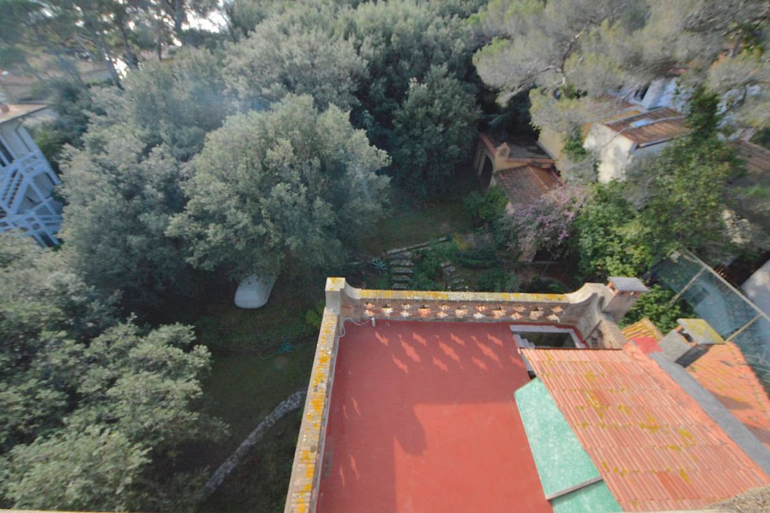 The Sapphire Tower: A 1912 Noble Villa Whispering to the Tuscan Sea