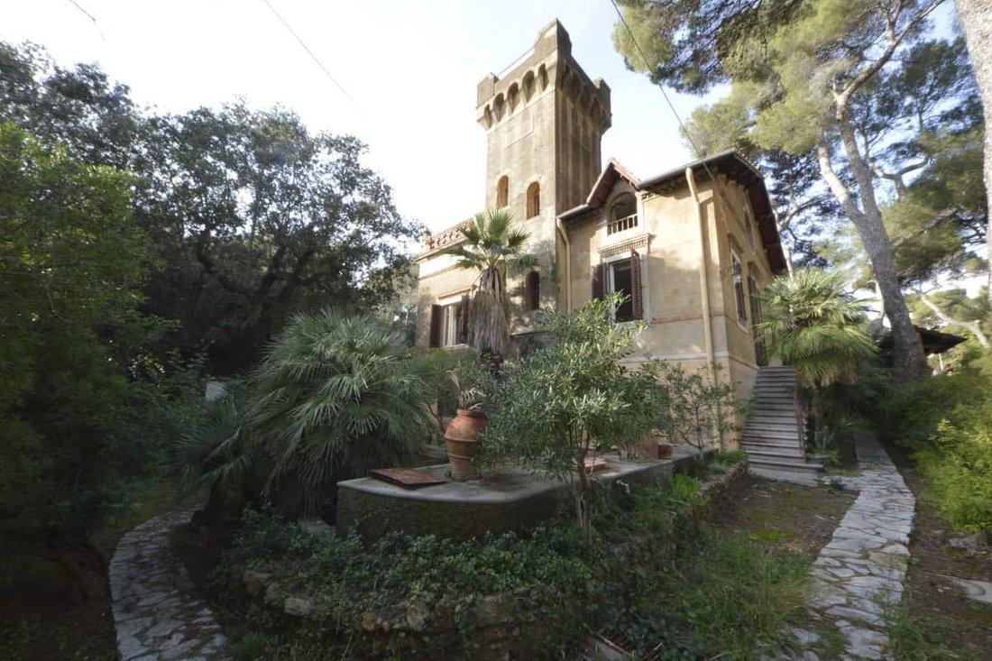 The Sapphire Tower: A 1912 Noble Villa Whispering to the Tuscan Sea