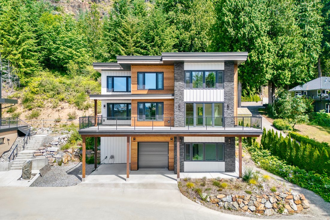 House in Gibsons, British Columbia, Canada 1 - 15928476