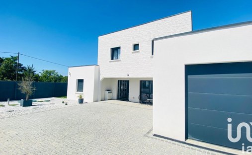 Castle for Sale in Bourges, Centre-Val de Loire, France