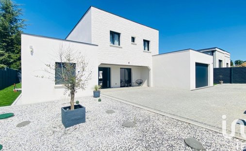 Castle for Sale in Bourges, Centre-Val de Loire, France