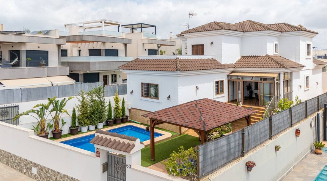Villa in Los Montesinos, Valencian Community, Spain 1 - 15933327