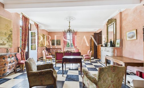 Castle for Sale in Saint-Loubès, Nouvelle-Aquitaine, France