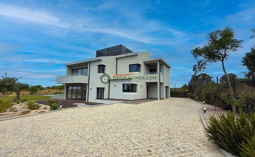 Villa in Quarteira, Algarve, Portugal 1