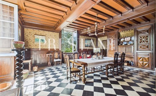 Castle for Sale in Saint-Loubès, Nouvelle-Aquitaine, France