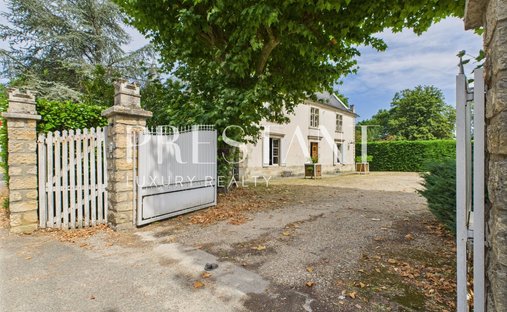 Castle for Sale in Saint-Loubès, Nouvelle-Aquitaine, France