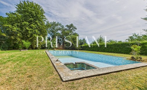 Castle for Sale in Saint-Loubès, Nouvelle-Aquitaine, France