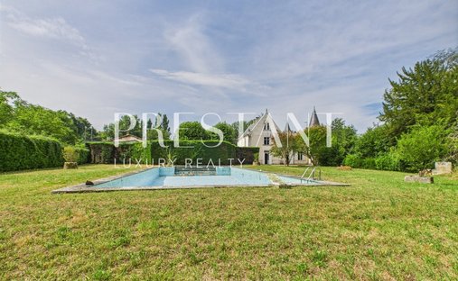 Castle for Sale in Saint-Loubès, Nouvelle-Aquitaine, France