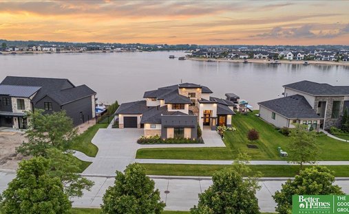Luxury homes with balcony for sale - 507x312xc