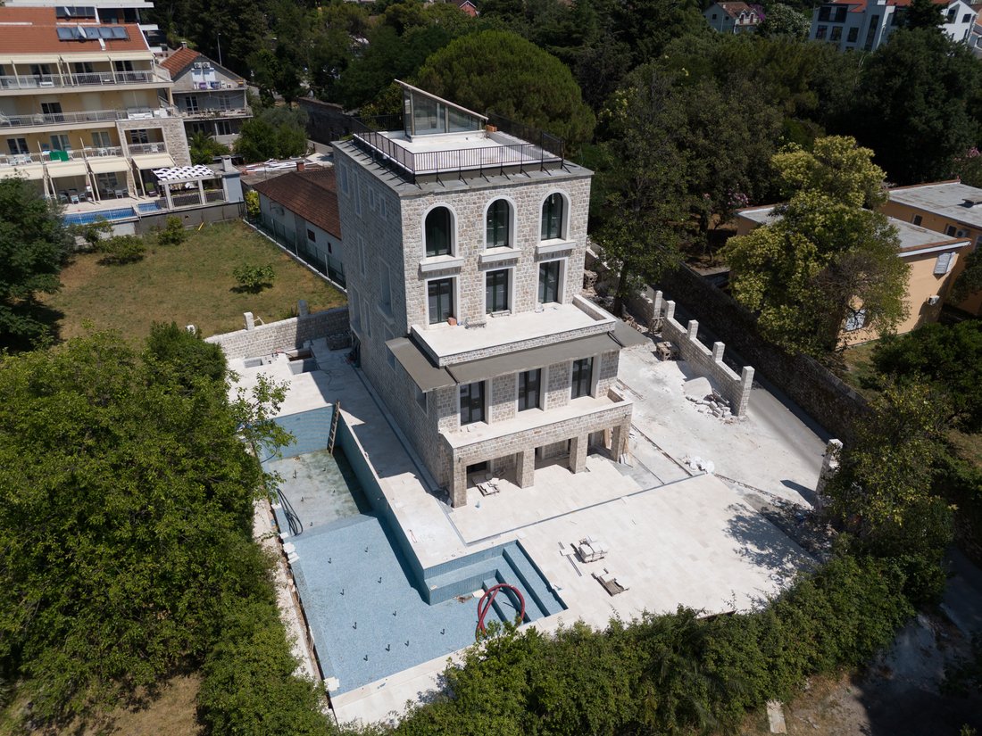 Villa in Donja Lastva, Tivat Municipality, Montenegro 1 - 15874108