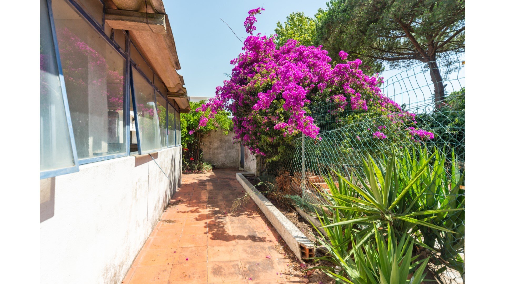 Land for sale in Almada, Portugal — €579,000