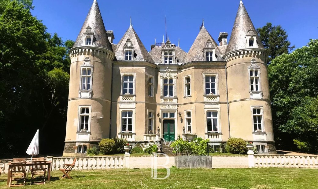 At The Gates Of Vitré Castle Of 12200 M² Land Of More Than 5 Ha