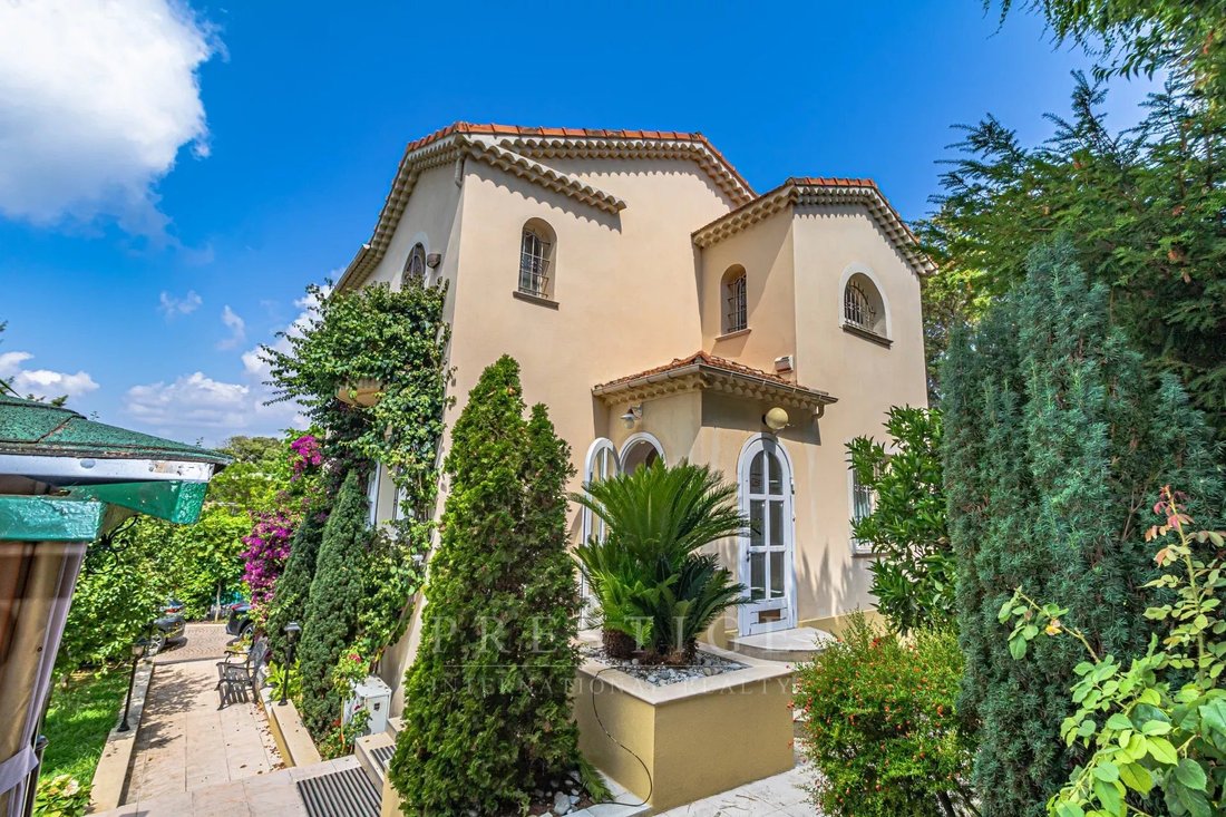 House in Antibes, Provence-Alpes-Côte d'Azur, France 1 - 15936482