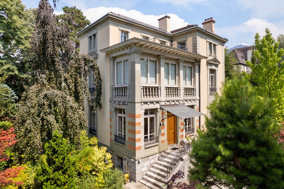 Prestigious Object A Few Steps From The Lake, Green Park