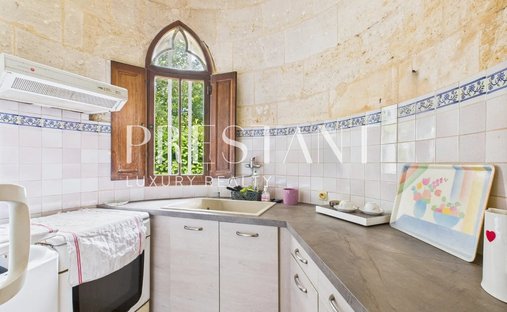 Castle for Sale in Saint-Loubès, Nouvelle-Aquitaine, France