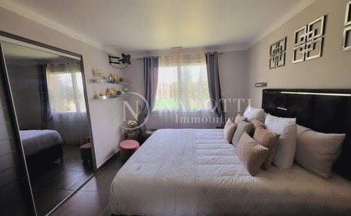 Castle for Sale in Le Thor, Provence-Alpes-Côte d'Azur, France