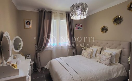 Castle for Sale in Le Thor, Provence-Alpes-Côte d'Azur, France