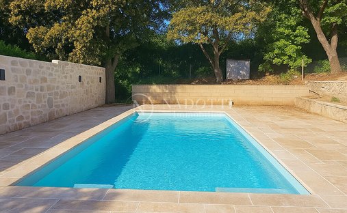 Castle for Sale in Le Thor, Provence-Alpes-Côte d'Azur, France