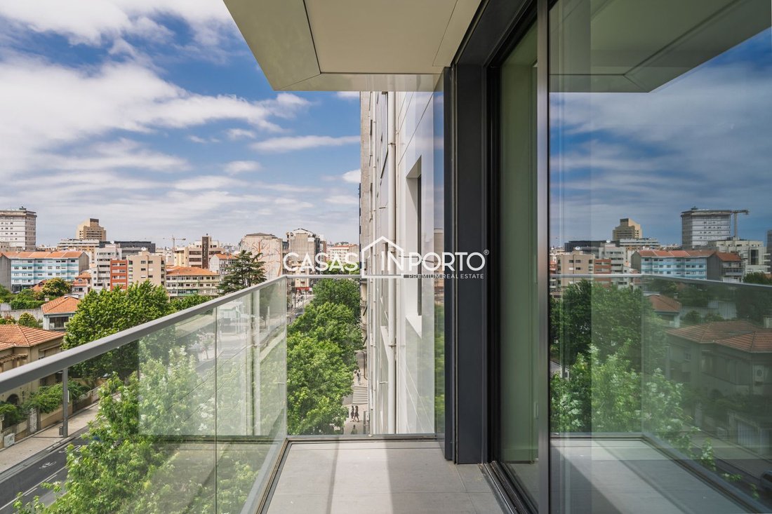 Apartment in Mafamude e Vilar do Paraiso, Porto District, Portugal 1 - 15942865