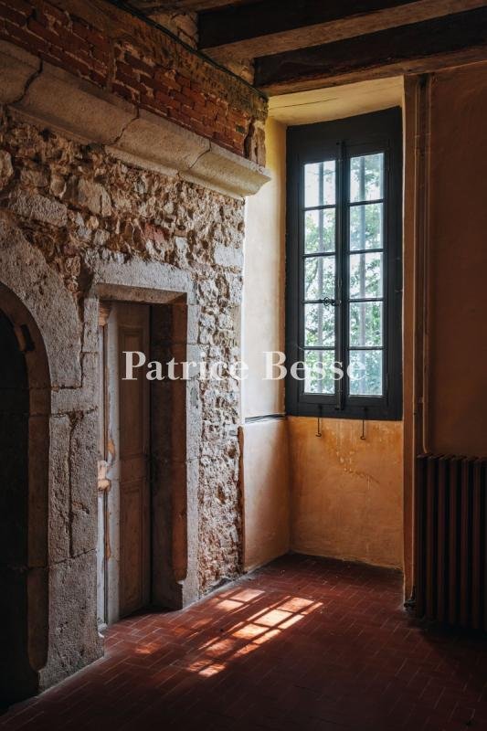 Whispers of the Renaissance: A 16th-Century Castle Hidden in Burgundy’s Golden Light