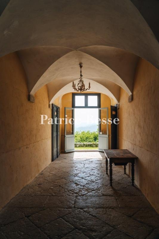 Whispers of the Renaissance: A 16th-Century Castle Hidden in Burgundy’s Golden Light