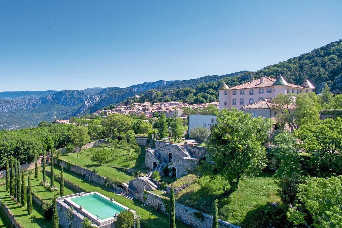Château des Rêves: A 17th-Century Crown Over Lake Sainte-Croix’s Sapphire Waters