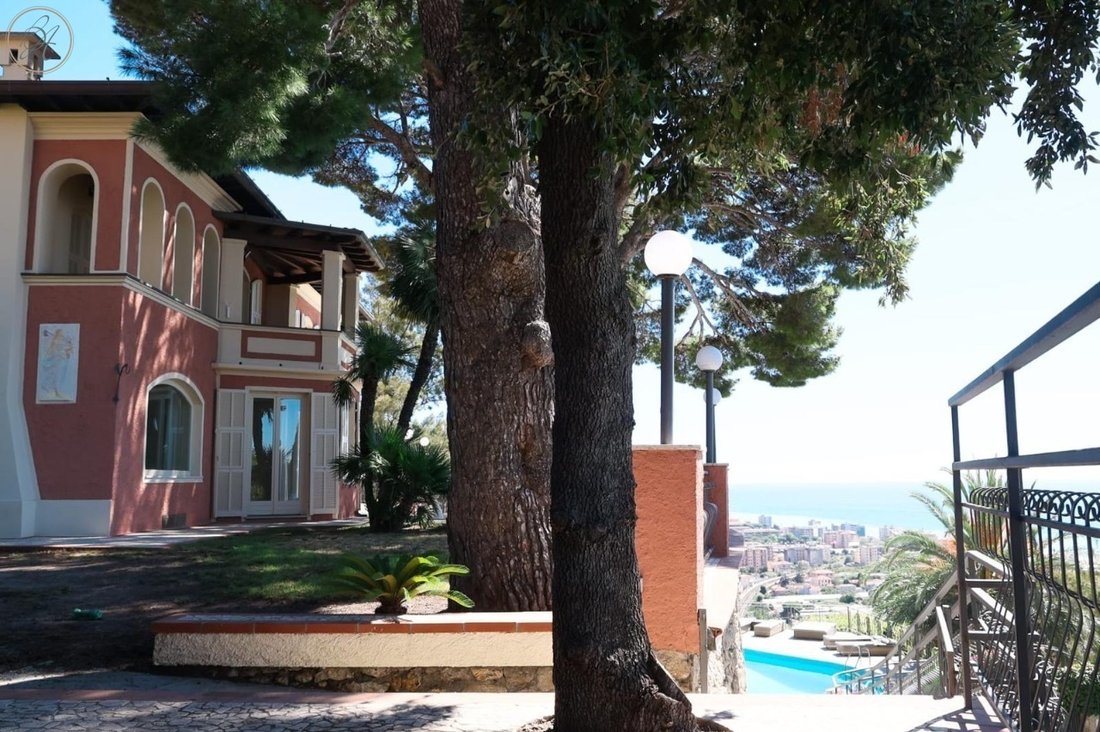 Villa in Menton, Provence-Alpes-Côte d'Azur, France 1 - 15951973