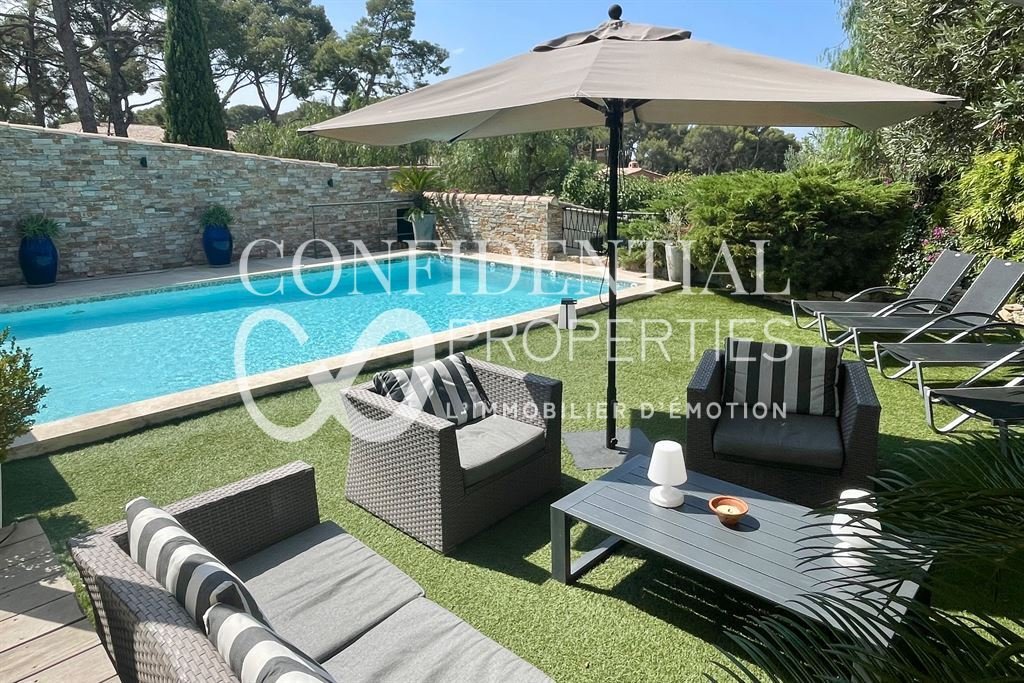 Villa in Sanary-sur-Mer, Provence-Alpes-Côte d'Azur, France 1 - 15946513