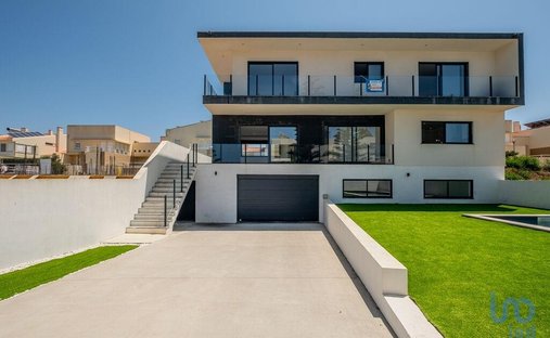 Townhouse in Silveira, Lisbon, Portugal 1