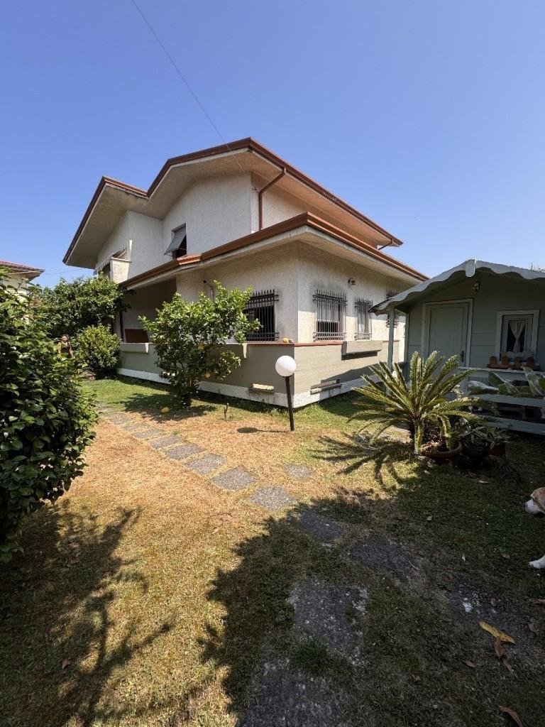 Villa in Ronchi, Massa, Italy 1 - 15956369