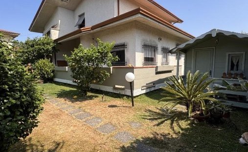 Villa in Ronchi, Massa, Italy 1