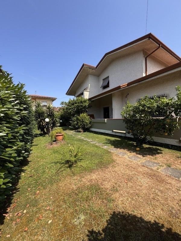 Villa in Ronchi, Massa, Italy 2 - 15956369