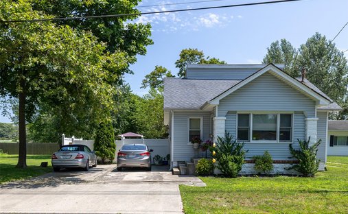 House in East Patchogue, New York, United States 1