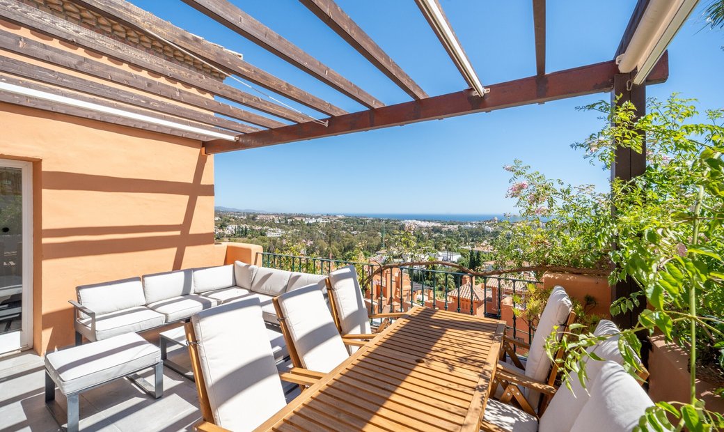 Elegant Sea View Penthouse For Sale In Les In Nueva Andalucia Marbella preview
