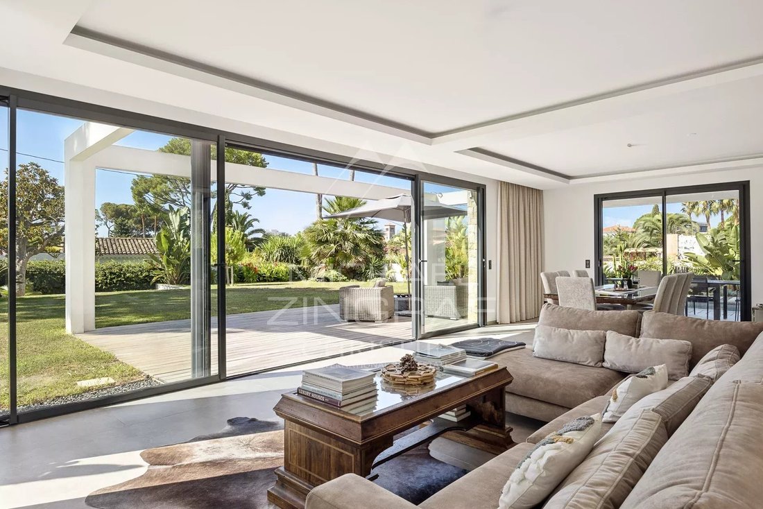 Villa in Antibes, Provence-Alpes-Côte d'Azur, France 1 - 15965766