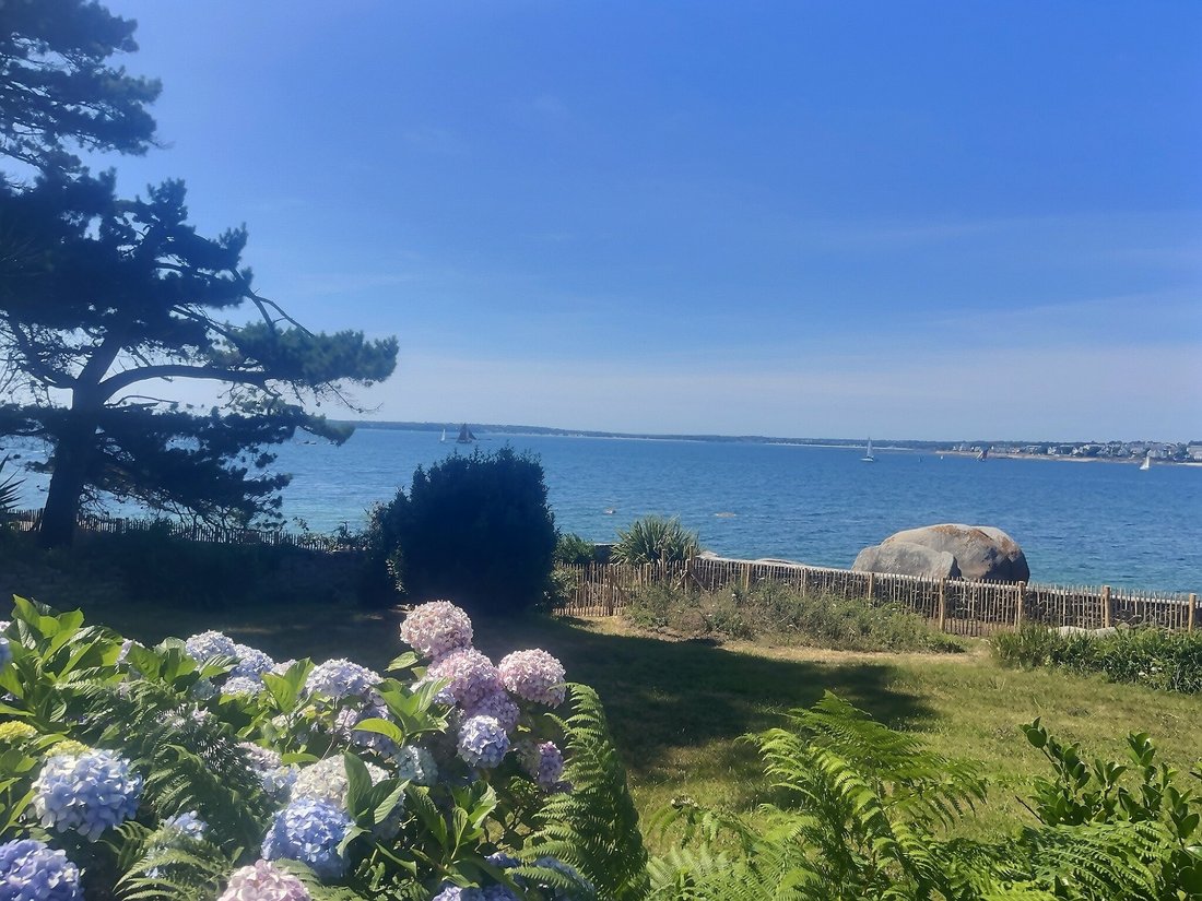 « La Vigie des Flots » – A 1900s Seaside Sanctuary in Brittany’s Emerald Light