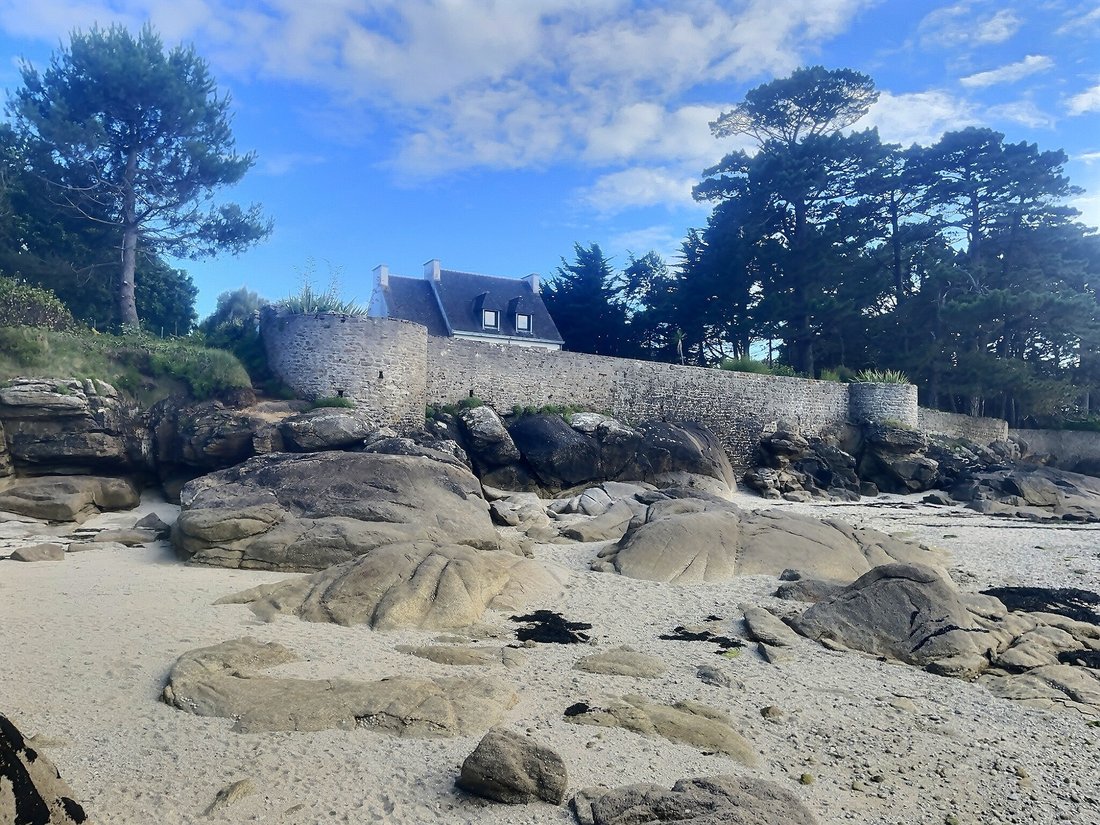 « La Vigie des Flots » – A 1900s Seaside Sanctuary in Brittany’s Emerald Light