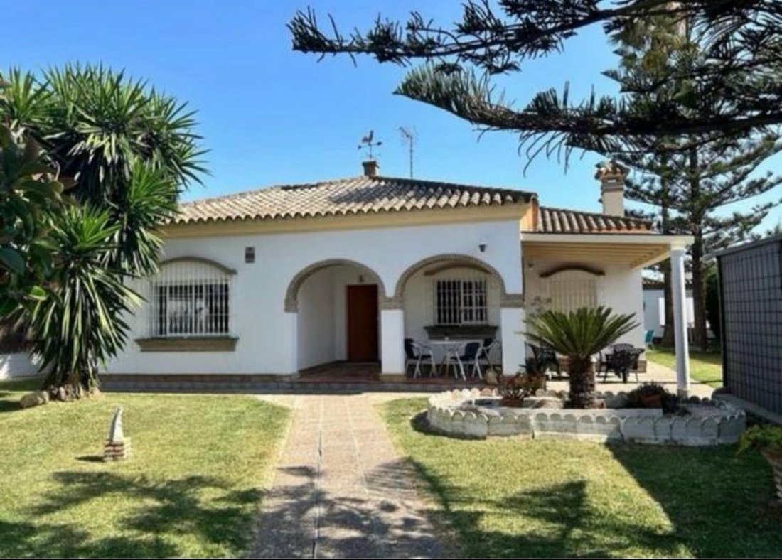 Villa in Chiclana de la Frontera, Andalusia, Spain 1 - 15968745