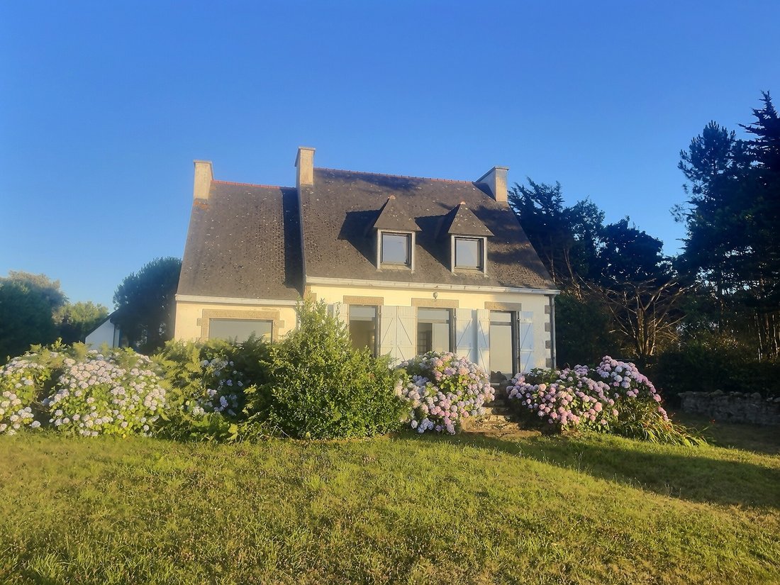 « La Vigie des Flots » – A 1900s Seaside Sanctuary in Brittany’s Emerald Light