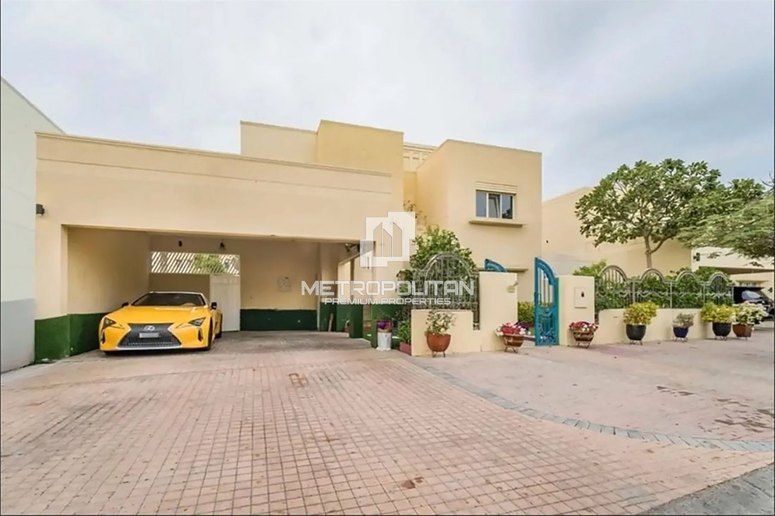 Villa in The Meadows, Dubai, United Arab Emirates 2 - 15731020