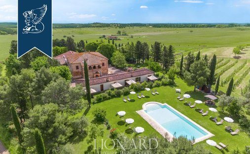 Villa in Asciano, Tuscany, Italy 1