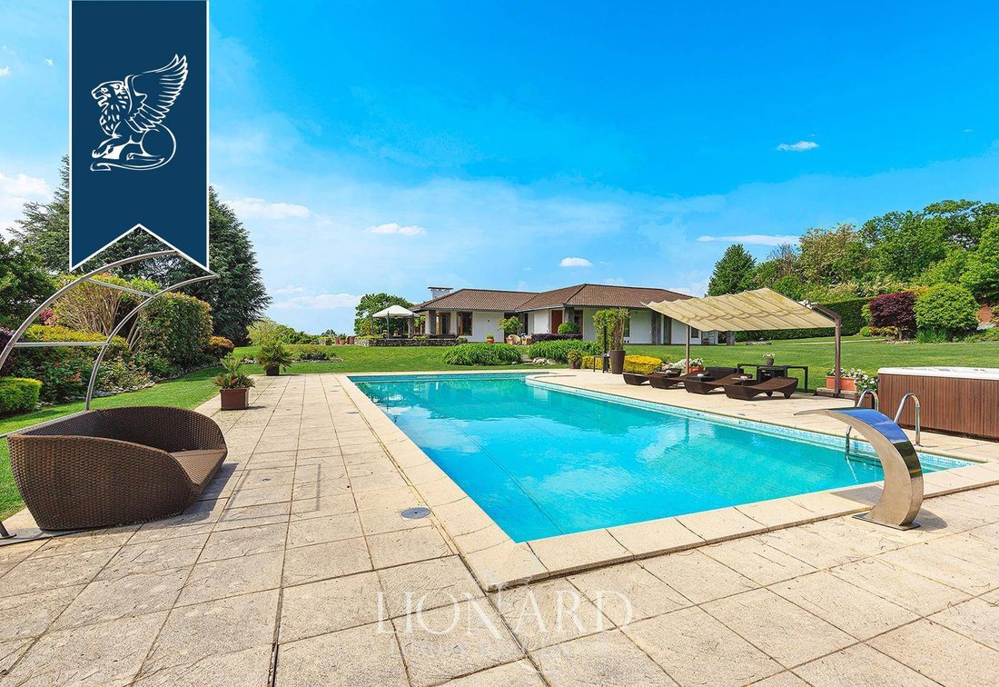 Villa in Montano, Lombardy, Italy 3 - 15972873