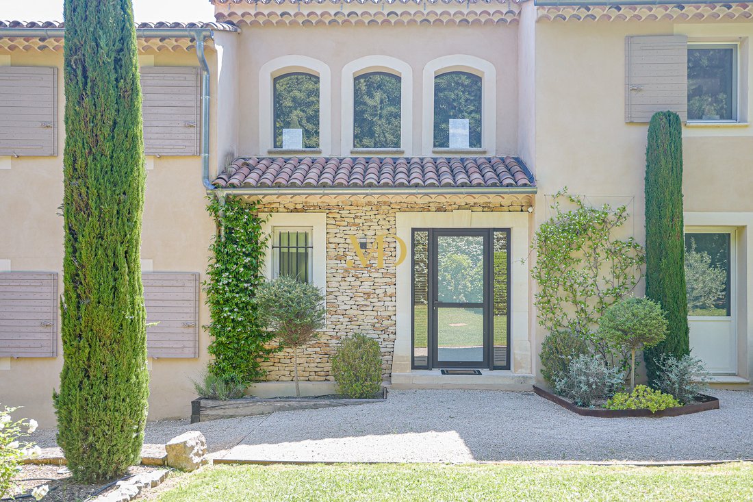 Whispers of Provence: A Luberon Hilltop Sanctuary of Light & Legacy