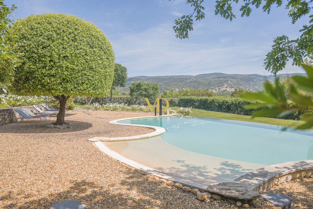 Whispers of Provence: A Luberon Hilltop Sanctuary of Light & Legacy