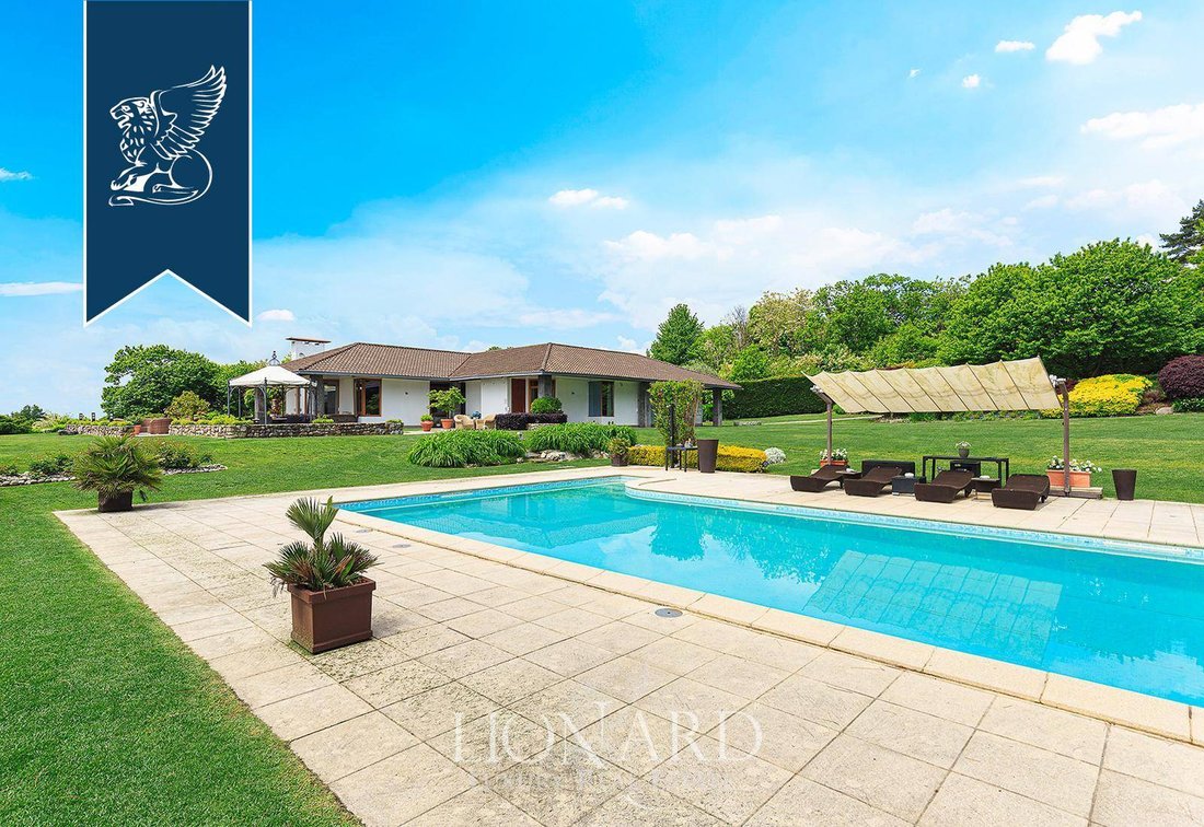 Villa in Montano, Lombardy, Italy 2 - 15972873