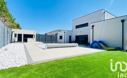 Castle for Sale in Bourges, Centre-Val de Loire, France