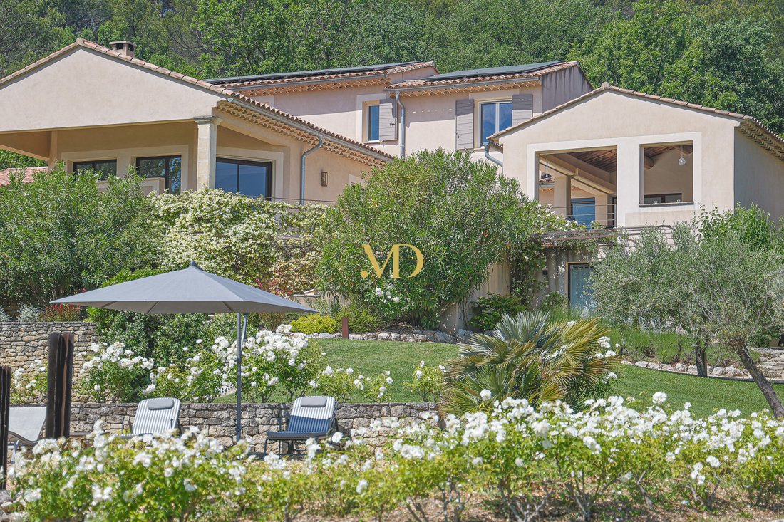 Whispers of Provence: A Luberon Hilltop Sanctuary of Light & Legacy