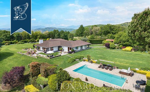 Villa in Montano, Lombardy, Italy 1