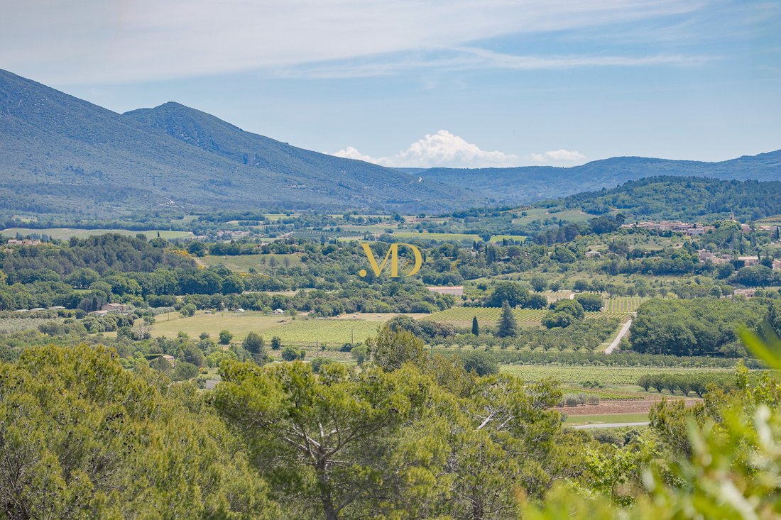 Whispers of Provence: A Luberon Hilltop Sanctuary of Light & Legacy
